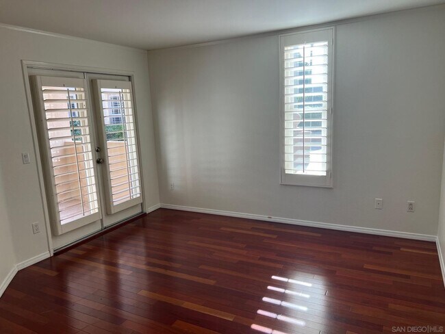 Building Photo - UPTOWN DISTRICT Ground Floor End Unit-2 Bedroom / 2 Bathroom-AVAILABLE NOW!