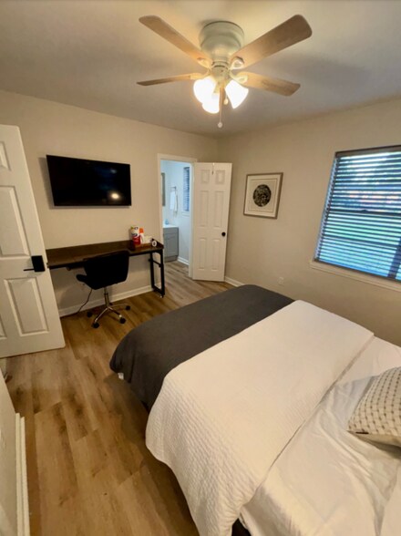 Building Photo - 1528 E Devine St