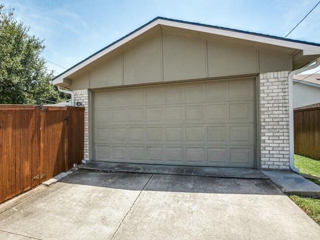 Building Photo - 901 Goodwin Dr