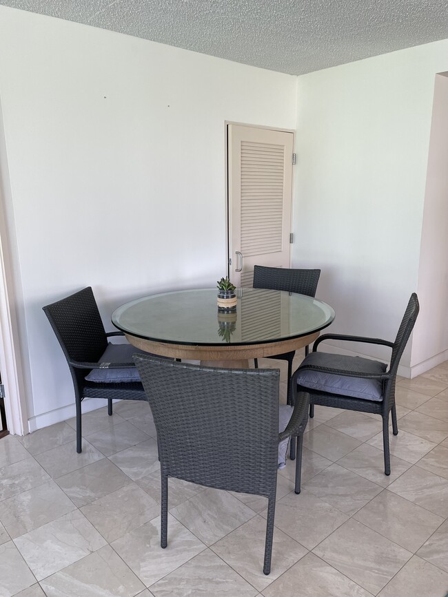 Dining set. - 2500 Kalakaua Ave