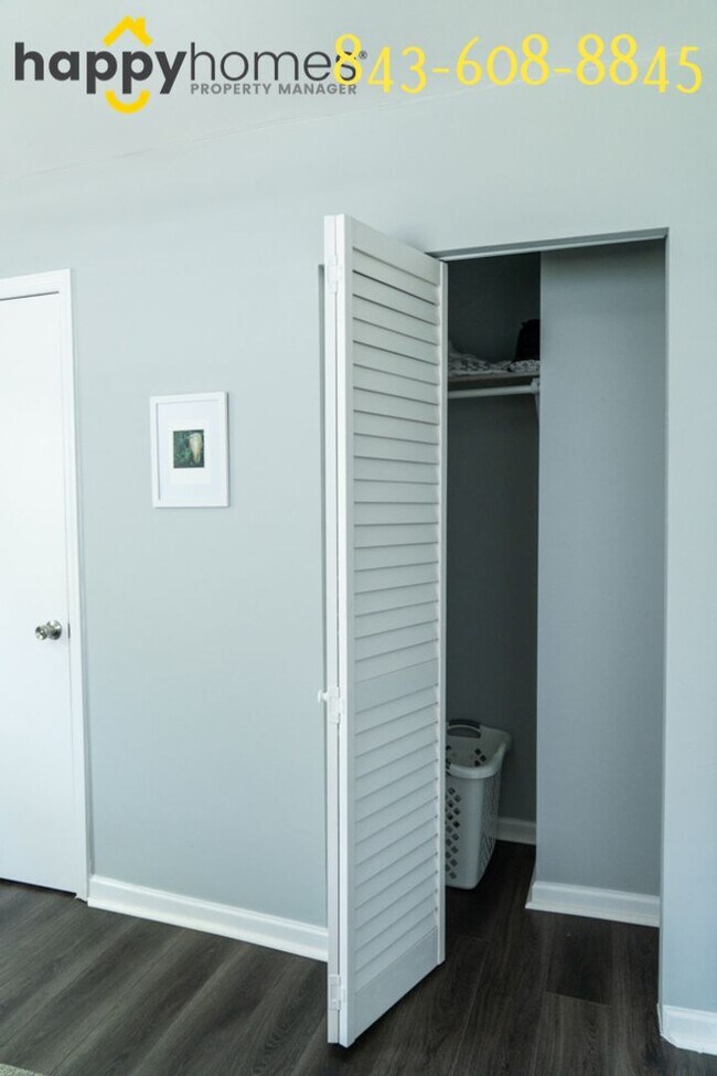 Building Photo - 2 bedroom 1 bath Cute bungalow in Riverlan...