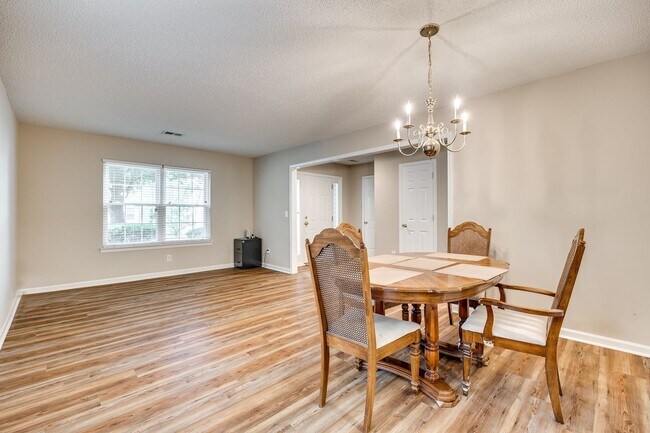 Building Photo - Beautiful, well maintained home in the hea...