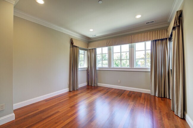 Building Photo - 4Bd+Den/4.5Ba Clyde Hill House