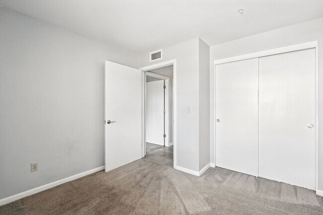 Building Photo - Walking Distance to ASU!