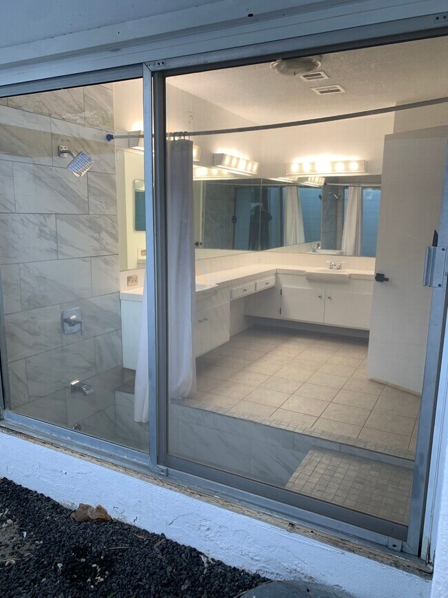 Master Bath - 835 N Rose Ave