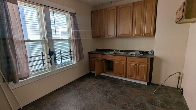 Building Photo - Discover this three-bedroom, one-bath home in Cleveland