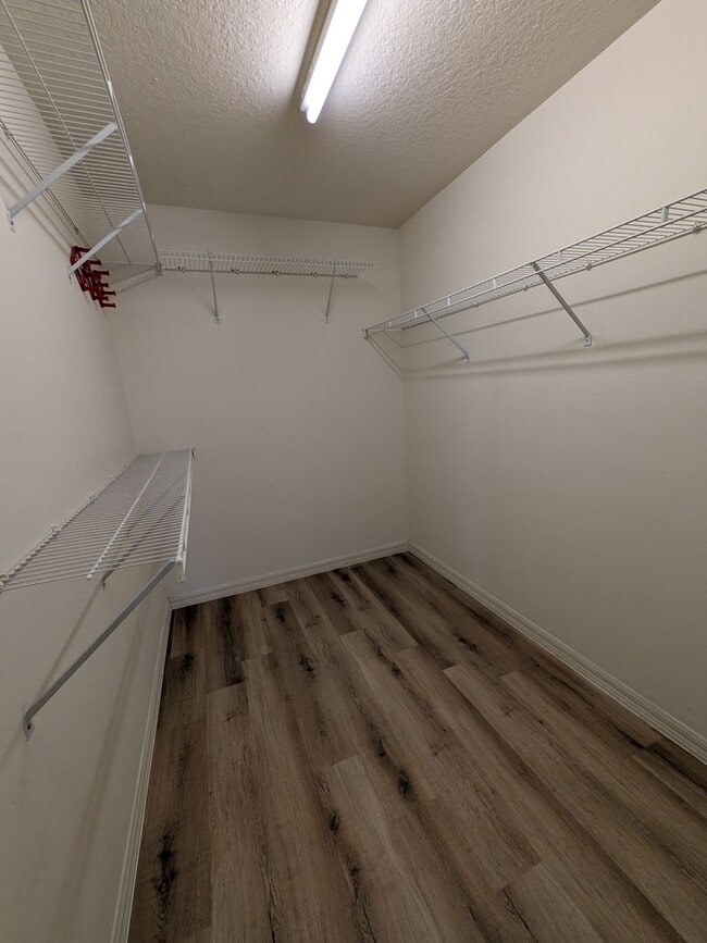 Building Photo - Lovely Oakwood Village Home