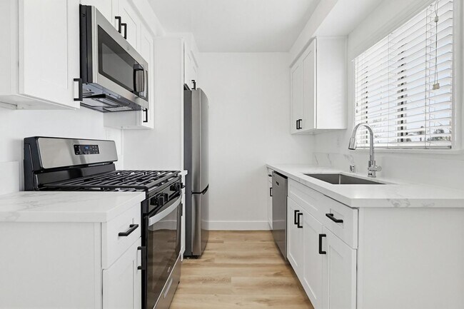 Interior Photo - 6627 Crenshaw Blvd