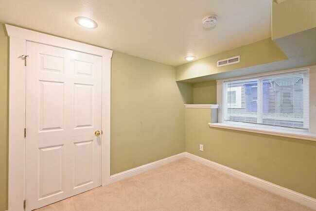 Building Photo - Charming 3 Bedroom/2 Bath Craftsman Home for Lease in Phinney/Greenlake