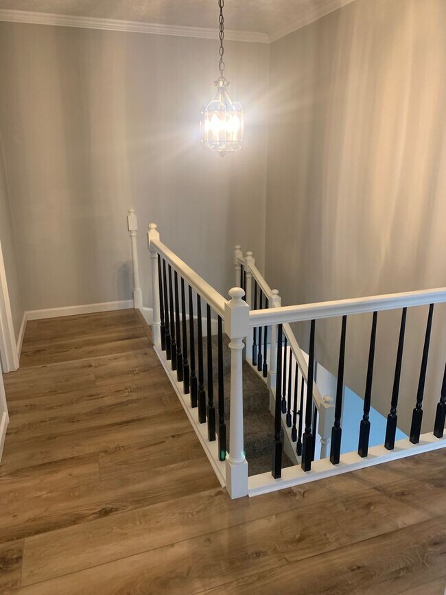 Building Photo - Charming Five-Bedroom Retreat with Finished Basement and Modern Amenities!