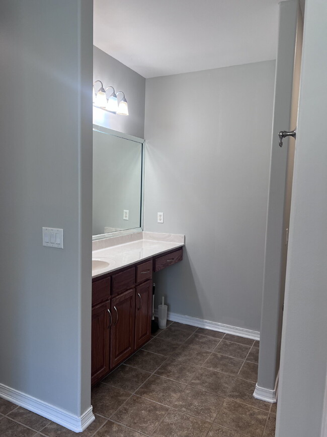 Building Photo - 105 Par Ct