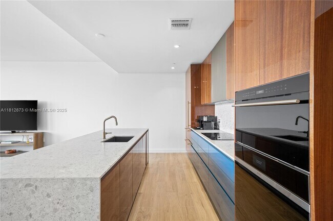 Building Photo - 2678 Tigertail Ave