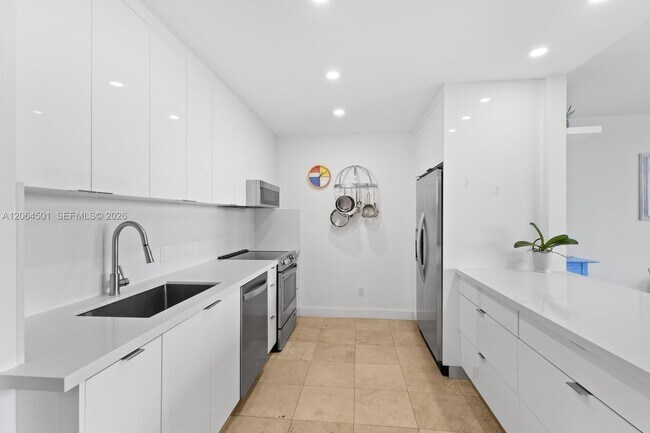 Building Photo - 161 Crandon Blvd