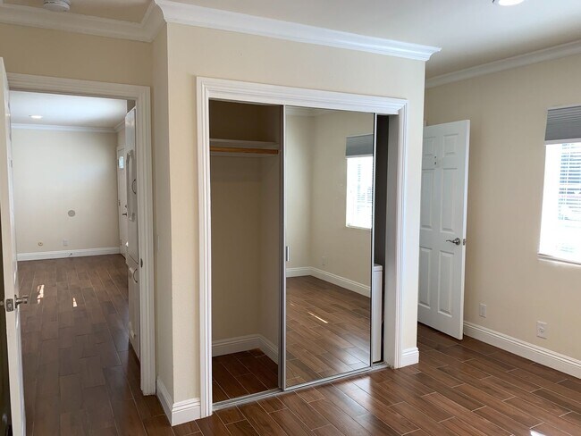 Building Photo - Luxury Upstairs 2 Bedroom Apartment in La ...