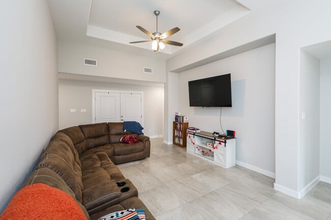 Building Photo - 1025 La Muralla St