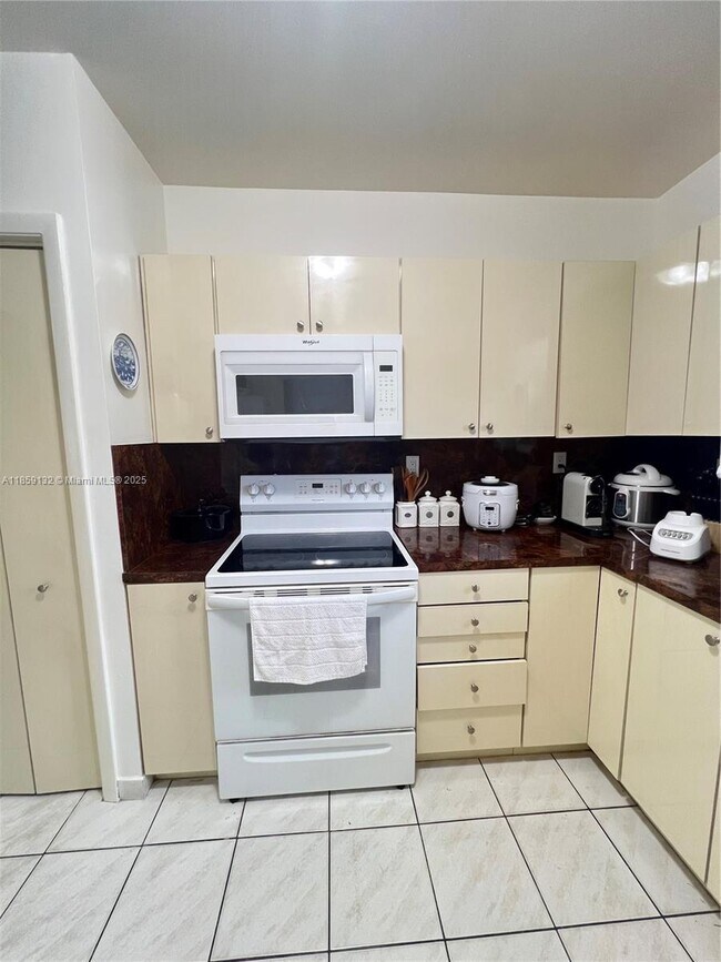 Building Photo - 1351 SW 70th Ave