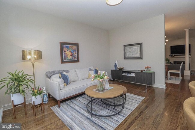 Building Photo - 1596 N Colonial Terrace