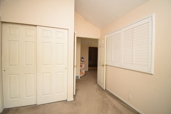 Building Photo - Bright Holladay 4 Bed Home – High Ceilings in Prime Location!!