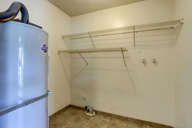 Building Photo - Remodeled Spacious 2 Bed 1 Bath In Quiet Community