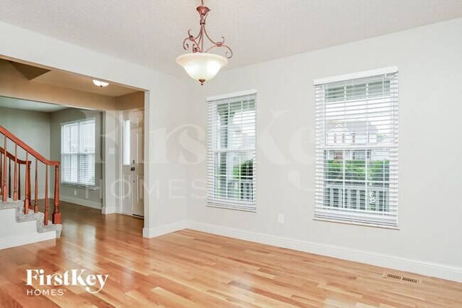 Building Photo - 5 Shady Moss Ct