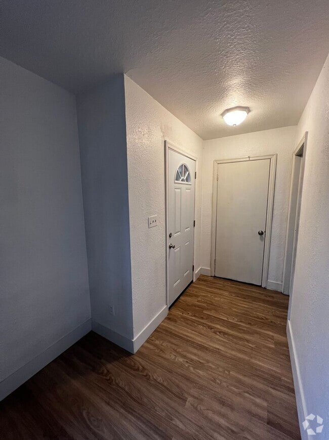 Building Photo - Beautiful Remodeled 3Bed/2Bath perfect for...