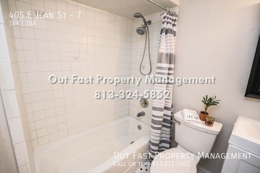 Building Photo - 405 E Jean St