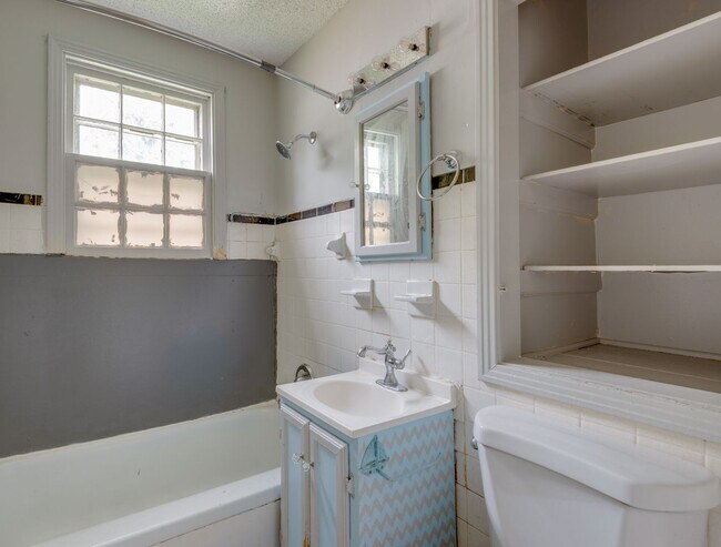 Building Photo - Charming 4BR/2BA Home in South Nashville –...