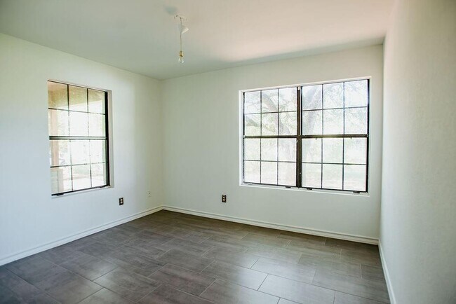 Building Photo - 204 E Lakeshore Dr