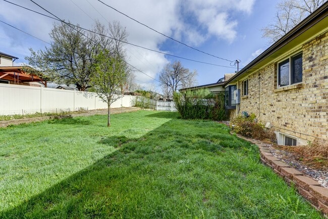 Building Photo - Great 4 Bedroom 3 Bath Home with 2 Car Garage and Covered Patio!