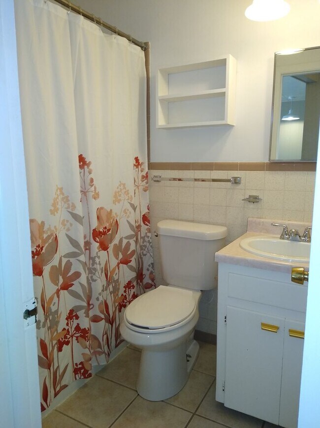 Building Photo - Highlands 1 Bedroom 1 Bath w/ Yard and Laundry!