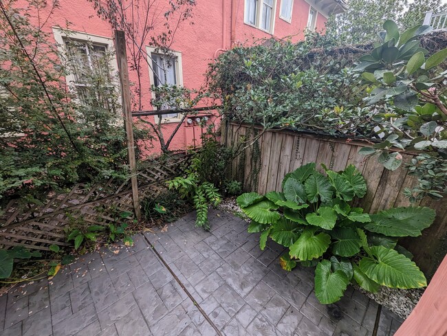 Building Photo - 5107 Dryades St