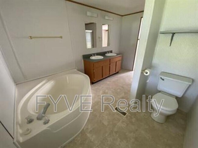 Building Photo - 282 Fountain Lake Dr