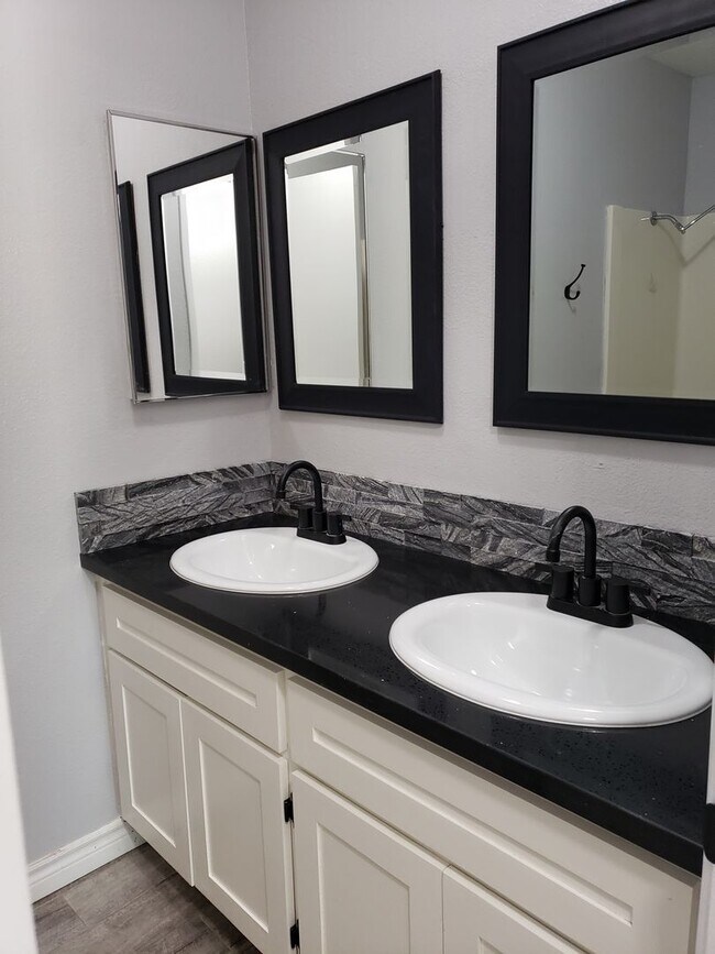 Building Photo - Single Family Residence Located on The Mesa