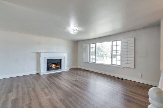 Building Photo - Awesome 4 Bedroom Home in Orem w 2 car garage