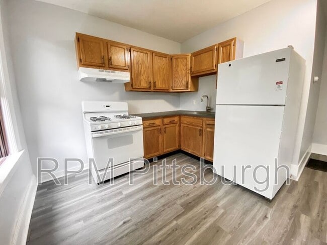 Building Photo - 1806 Rhine St