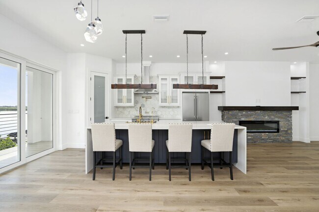 Building Photo - 5/3 Luxury Custom Home plus Boat dock, Pool and Stunning Views!!