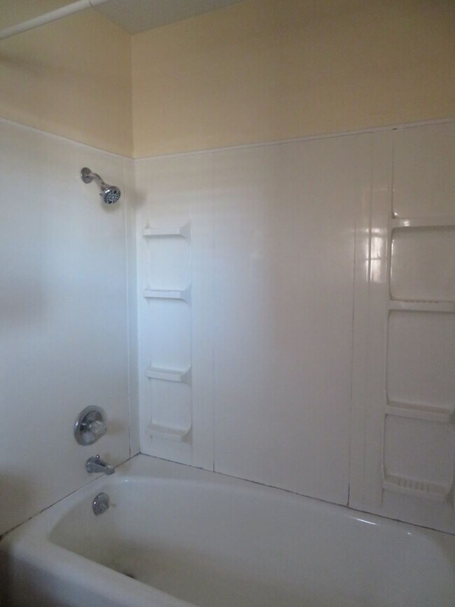 Building Photo - AVAILABLE NOW-Large 3 Bedroom, 2 Bath home for Rent