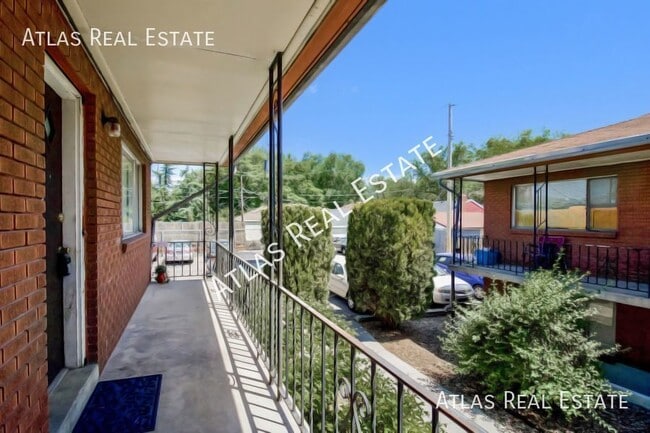 Building Photo - Cozy 1 Bedroom, 1 Bathroom | New Paint | O...