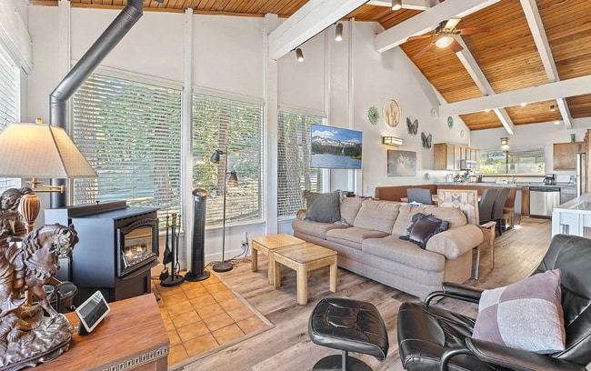 Building Photo - Fully Furnished 2 Bed / 2 Bath Corner Unit...