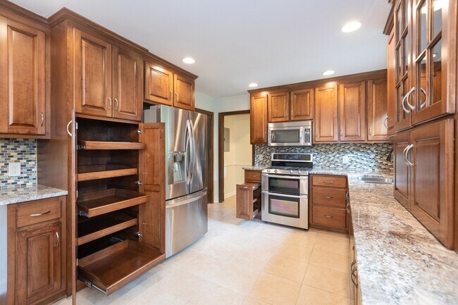 Building Photo - 5839 Wedgewood Dr