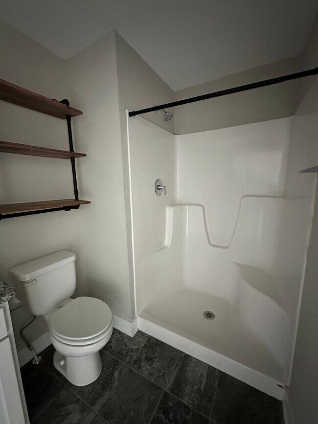 Building Photo - Spacious unit in English Commons! Close to...