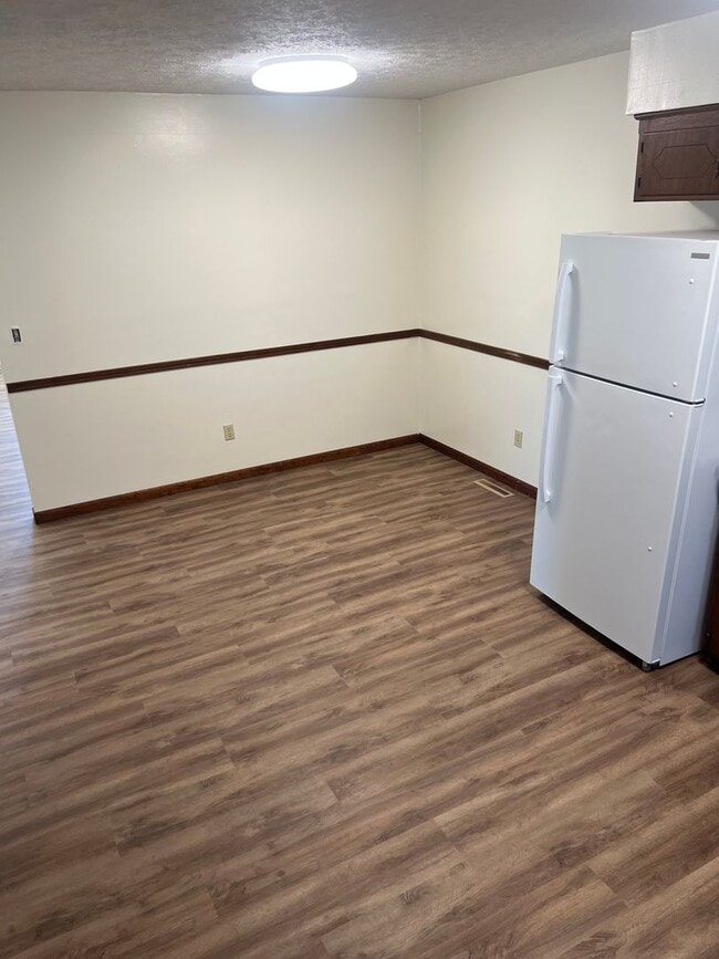 Building Photo - Spacious 3 Bedroom, 1 Bathroom Duplex