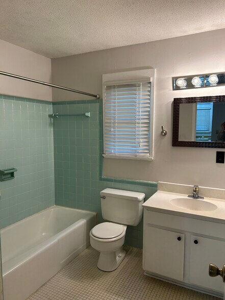 Bath - 811 Colony Dr