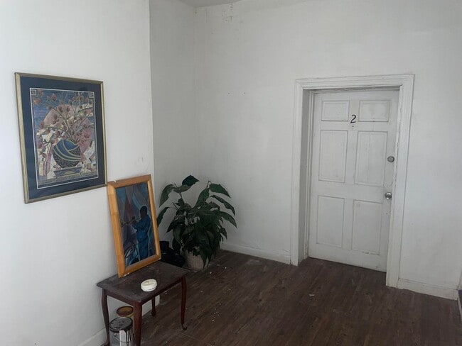 Building Photo - Two Bedroom Apartment Close to Downtown Ly...