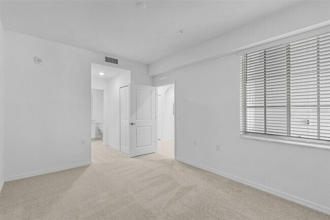 Building Photo - 14211 Heritage Landing Blvd