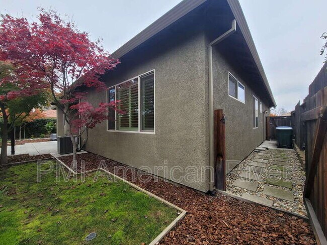 Building Photo - 8099 Traditions Ct