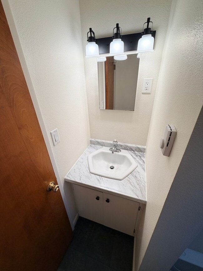 Building Photo - Two Bedroom Duplex With Full Size Basement