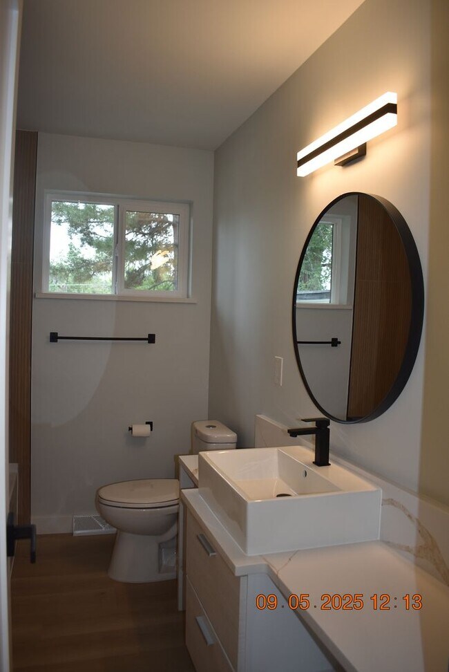 Building Photo - 4 bedroom / 3 bath / Beautifully Updated