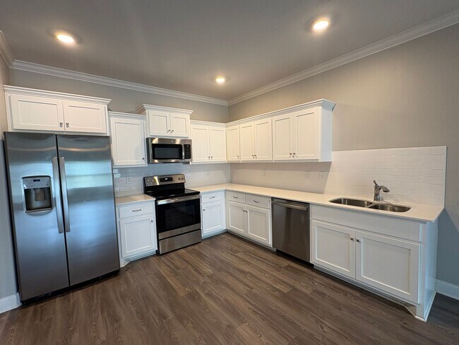 Building Photo - LUXURY TOWNHOME  IN THE CENTER OF MANCHESTER!
