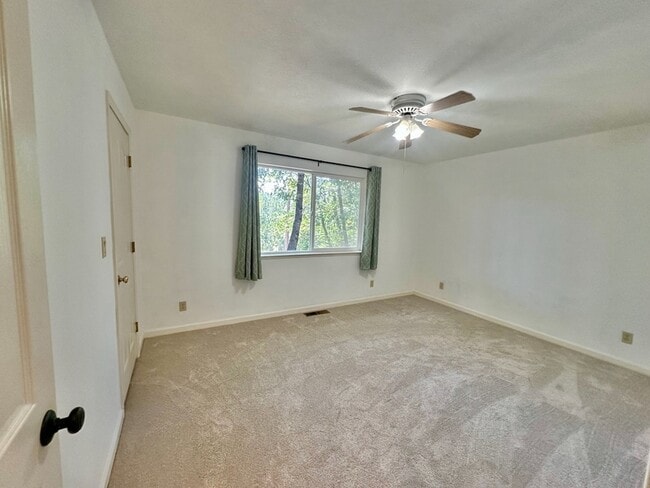 Building Photo - 122 Sterling Ct